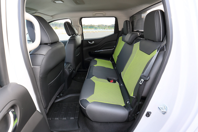 荷台スペースのトレイにはレスキュー時に用いるロープや斧といった工具が入れられるほか、荷台の横にはドローンを収納できるスペース（ドローンの絵が書かれている）も。エンジンは190PSを発する2.3リッターツインターボディーゼルで、車高は専用サスペンションにより50mm引き上げられ、悪路走破性を高めている