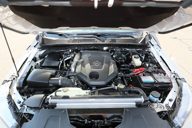 荷台スペースのトレイにはレスキュー時に用いるロープや斧といった工具が入れられるほか、荷台の横にはドローンを収納できるスペース（ドローンの絵が書かれている）も。エンジンは190PSを発する2.3リッターツインターボディーゼルで、車高は専用サスペンションにより50mm引き上げられ、悪路走破性を高めている