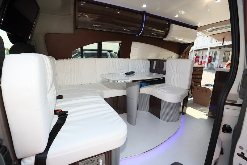 NV350 キャラバンベースのキャンピングカーは、バッテリーをうまく床下に収めてスペースを有効活用。豪華なキャビンを提案している。愛犬も連れていけるよう、リードをつないでおくこともできる