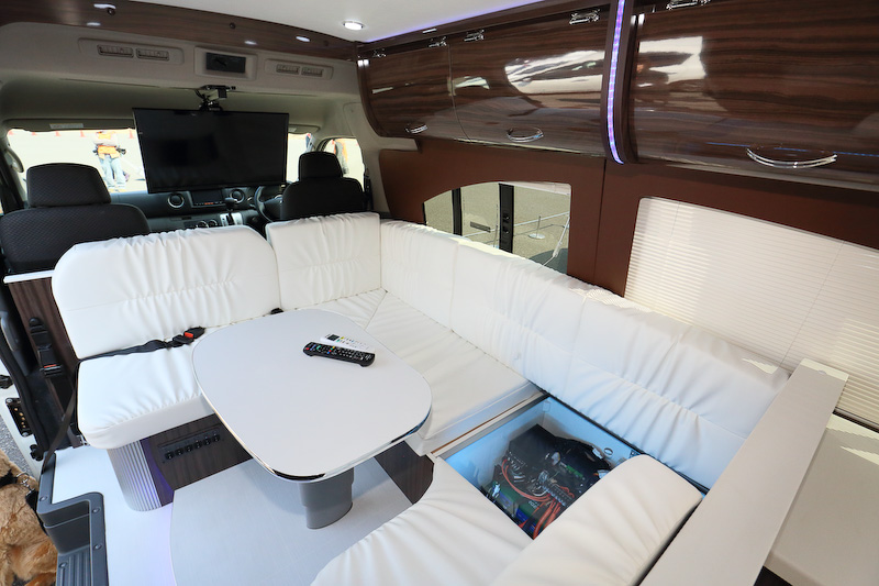 NV350 キャラバンベースのキャンピングカーは、バッテリーをうまく床下に収めてスペースを有効活用。豪華なキャビンを提案している。愛犬も連れていけるよう、リードをつないでおくこともできる