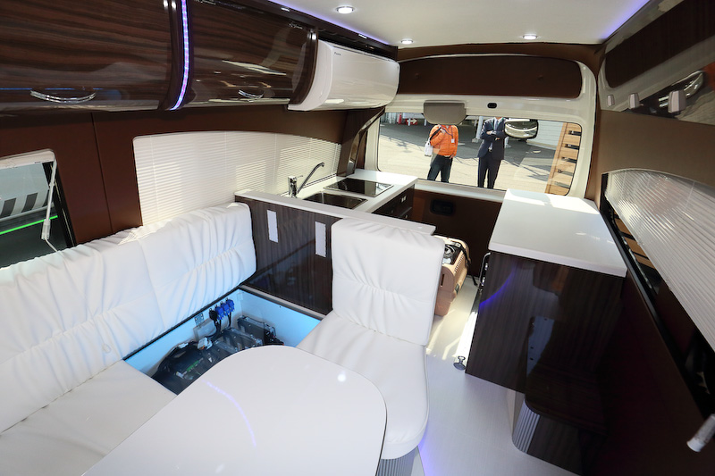 NV350 キャラバンベースのキャンピングカーは、バッテリーをうまく床下に収めてスペースを有効活用。豪華なキャビンを提案している。愛犬も連れていけるよう、リードをつないでおくこともできる