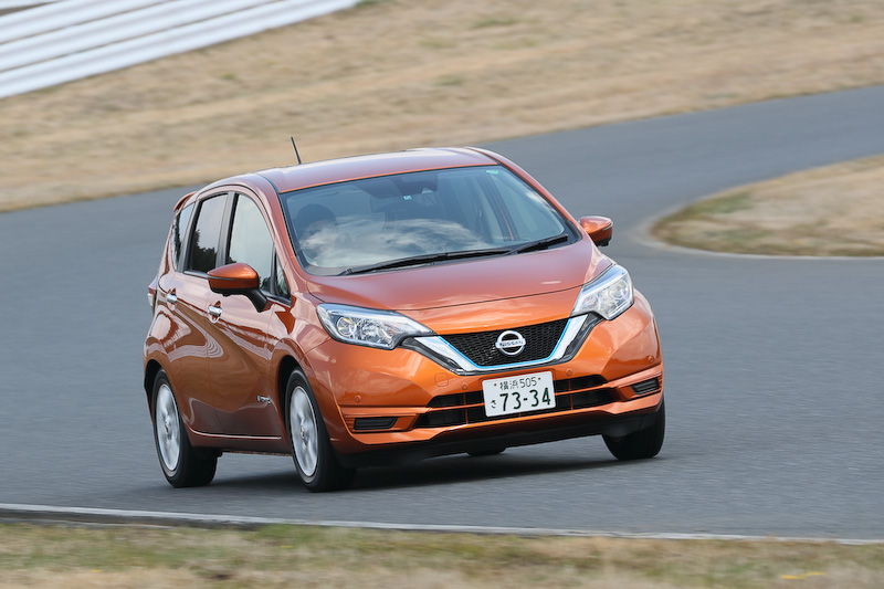 電動パワートレーンを搭載する日産の市販車と言えば「リーフ」（上）と「ノート e-POWER」（下）