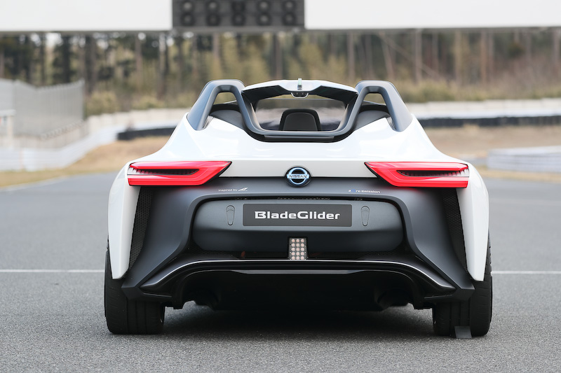 2013年の東京モーターショーで発表された、EVコンセプトモデルのブレードグライダー。最高出力200kW（268HP）、最大トルク707Nmを発生。最高速は190km/h、0-100km/h加速は5秒以下というスペック