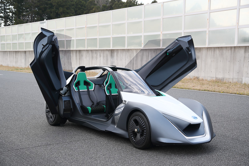 2013年の東京モーターショーで発表された、EVコンセプトモデルのブレードグライダー。最高出力200kW（268HP）、最大トルク707Nmを発生。最高速は190km/h、0-100km/h加速は5秒以下というスペック