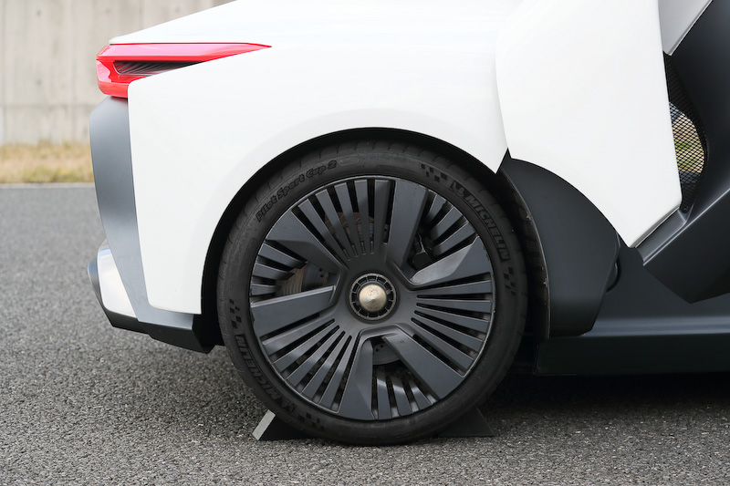 2013年の東京モーターショーで発表された、EVコンセプトモデルのブレードグライダー。最高出力200kW（268HP）、最大トルク707Nmを発生。最高速は190km/h、0-100km/h加速は5秒以下というスペック