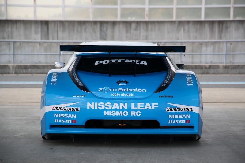 リーフ NISMO RCのボディサイズは4465×1942×1212mm（全長×全幅×全高）。ボディをカーボンファイバーとし、車両重量は925kgを実現する。足下はレイズ製18インチホイールにブリヂストン「POTENZA RE-11S」（225/40 R18）の組み合わせ