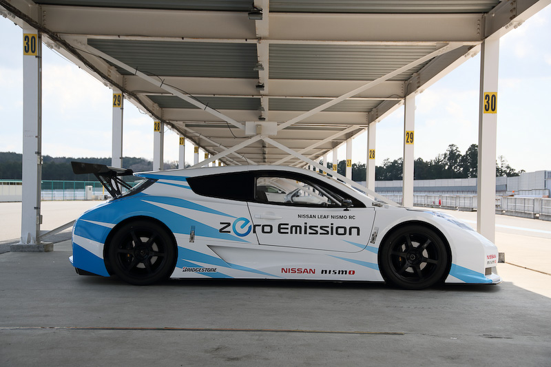 リーフ NISMO RCのボディサイズは4465×1942×1212mm（全長×全幅×全高）。ボディをカーボンファイバーとし、車両重量は925kgを実現する。足下はレイズ製18インチホイールにブリヂストン「POTENZA RE-11S」（225/40 R18）の組み合わせ