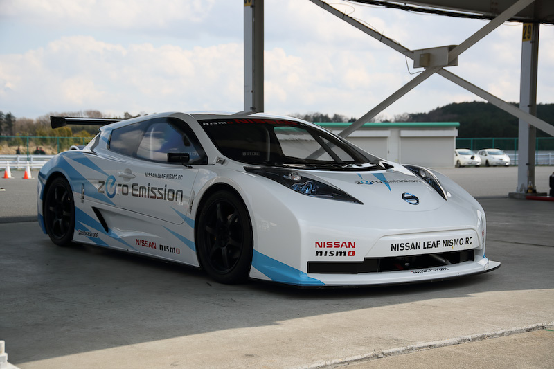 リーフ NISMO RCのボディサイズは4465×1942×1212mm（全長×全幅×全高）。ボディをカーボンファイバーとし、車両重量は925kgを実現する。足下はレイズ製18インチホイールにブリヂストン「POTENZA RE-11S」（225/40 R18）の組み合わせ