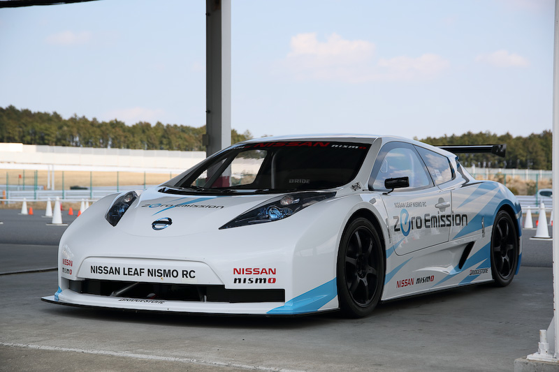 リーフ NISMO RCのボディサイズは4465×1942×1212mm（全長×全幅×全高）。ボディをカーボンファイバーとし、車両重量は925kgを実現する。足下はレイズ製18インチホイールにブリヂストン「POTENZA RE-11S」（225/40 R18）の組み合わせ