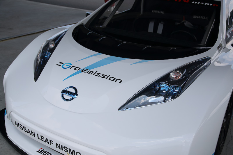 リーフ NISMO RCのボディサイズは4465×1942×1212mm（全長×全幅×全高）。ボディをカーボンファイバーとし、車両重量は925kgを実現する。足下はレイズ製18インチホイールにブリヂストン「POTENZA RE-11S」（225/40 R18）の組み合わせ