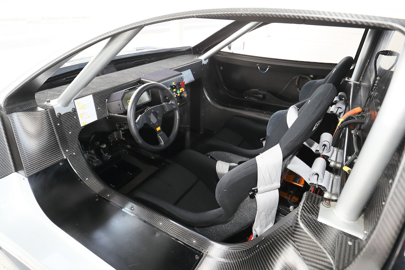 リーフ NISMO RCのボディサイズは4465×1942×1212mm（全長×全幅×全高）。ボディをカーボンファイバーとし、車両重量は925kgを実現する。足下はレイズ製18インチホイールにブリヂストン「POTENZA RE-11S」（225/40 R18）の組み合わせ