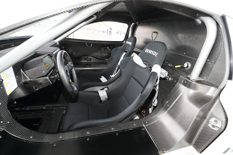 リーフ NISMO RCのボディサイズは4465×1942×1212mm（全長×全幅×全高）。ボディをカーボンファイバーとし、車両重量は925kgを実現する。足下はレイズ製18インチホイールにブリヂストン「POTENZA RE-11S」（225/40 R18）の組み合わせ