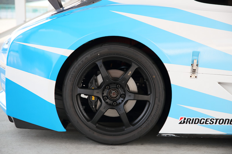 リーフ NISMO RCのボディサイズは4465×1942×1212mm（全長×全幅×全高）。ボディをカーボンファイバーとし、車両重量は925kgを実現する。足下はレイズ製18インチホイールにブリヂストン「POTENZA RE-11S」（225/40 R18）の組み合わせ