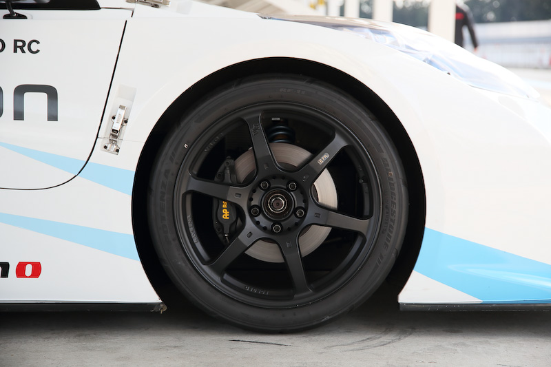 リーフ NISMO RCのボディサイズは4465×1942×1212mm（全長×全幅×全高）。ボディをカーボンファイバーとし、車両重量は925kgを実現する。足下はレイズ製18インチホイールにブリヂストン「POTENZA RE-11S」（225/40 R18）の組み合わせ