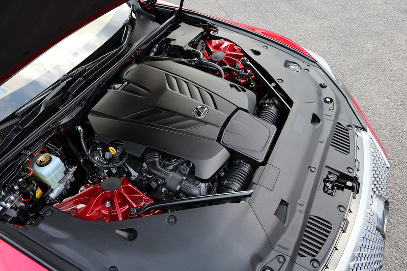 V型8気筒DOHC 5.0リッターエンジンは最高出力351kW（477PS）/7100rpm、最大トルク540Nm（55.1kgm）/4800rpmを発生。JC08モード燃費は7.8km/L