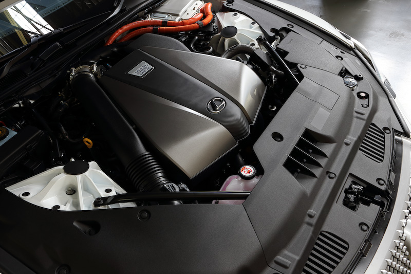 ハイブリッド車に搭載されるV型6気筒DOHC 3.5リッターエンジンの最高出力は220kW（299PS）/6600rpm、最大トルクは356Nm（36.3kgm）/5100rpm。これに最高出力132kW（180PS）、最大トルク300Nm（30.6kgm）の「2NM」モーターを組み合わせ、システム最高出力は359PSとなる。JC08モード燃費は15.8km/L
