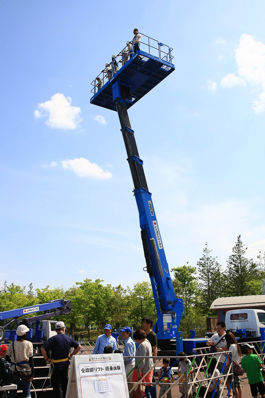 家族全員でリフトアップ体験ができる「高所作業車体験」