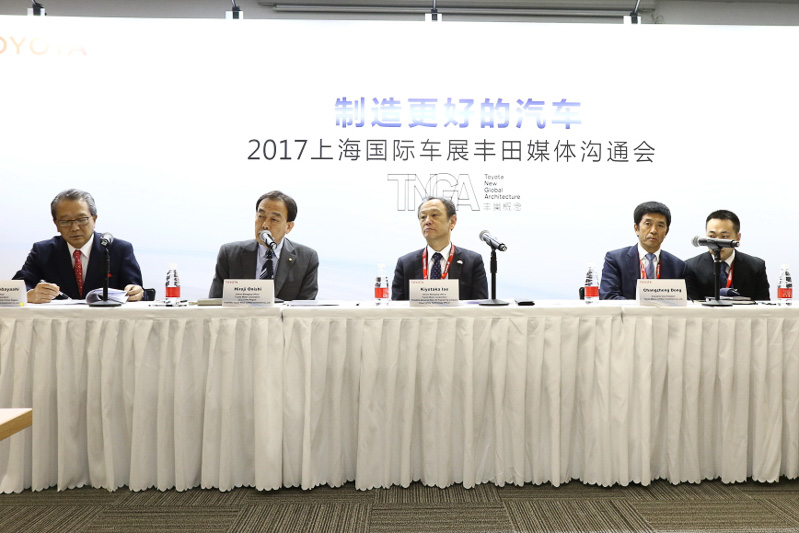 オート上海2017で行なわれた記者会見に登壇したトヨタ自動車の役員