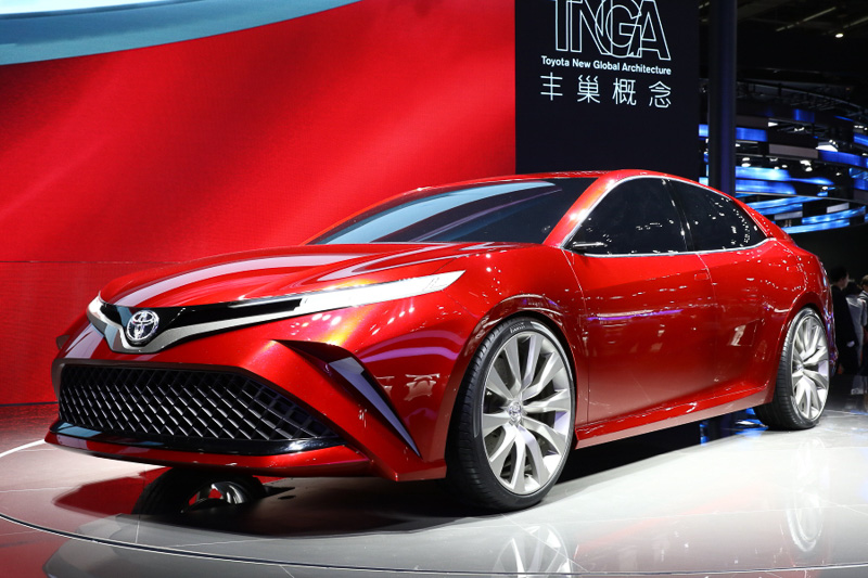 トヨタはオート上海2017の前夜祭で中国市場にTNGAを導入すると発表。ショーの会場ではセダンタイプの「丰巢 FUN」（上）、SUVタイプの「丰巢 WAY」（下）という2台のコンセプトカーをワールドプレミア