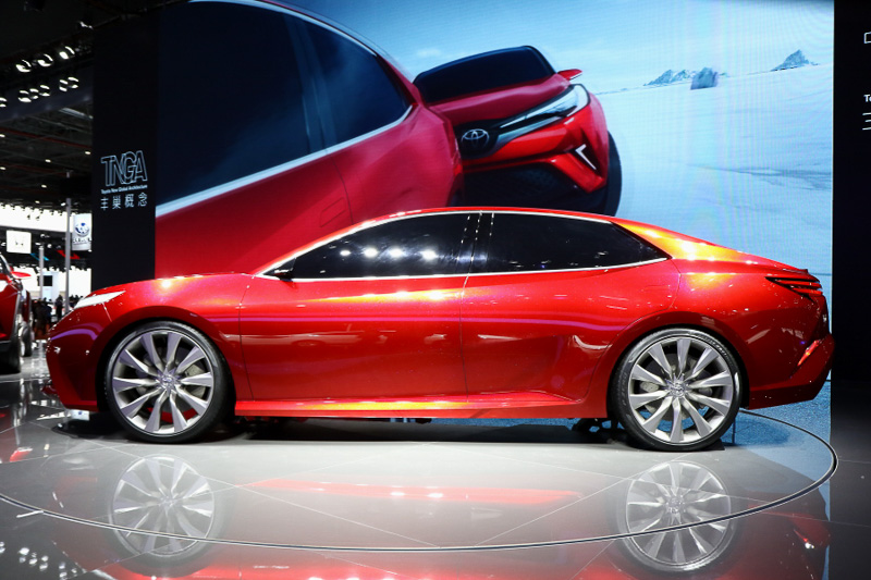 トヨタはオート上海2017の前夜祭で中国市場にTNGAを導入すると発表。ショーの会場ではセダンタイプの「丰巢 FUN」（上）、SUVタイプの「丰巢 WAY」（下）という2台のコンセプトカーをワールドプレミア