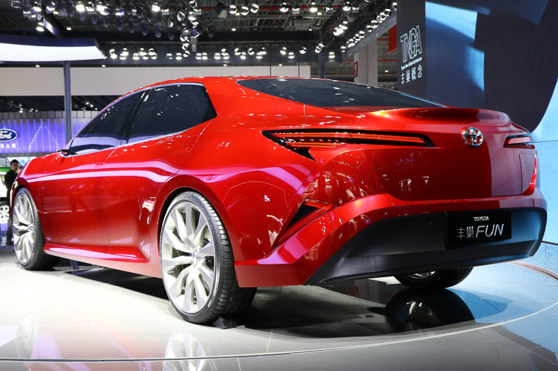 トヨタはオート上海2017の前夜祭で中国市場にTNGAを導入すると発表。ショーの会場ではセダンタイプの「丰巢 FUN」（上）、SUVタイプの「丰巢 WAY」（下）という2台のコンセプトカーをワールドプレミア