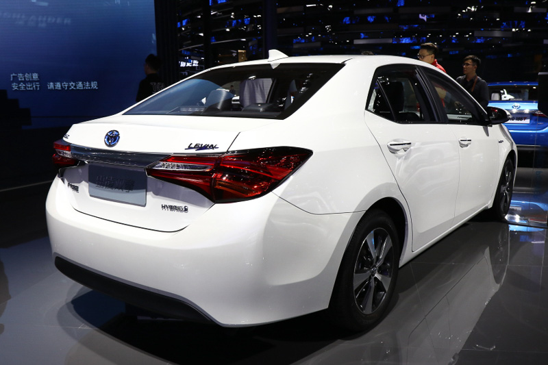 すでに中国市場に導入されている「レビン ハイブリッド」（上）と「カムリ ハイブリッド」（下）。2020年の燃費規制を達成するにはハイブリッドカーの販売比率を高める必要があるという