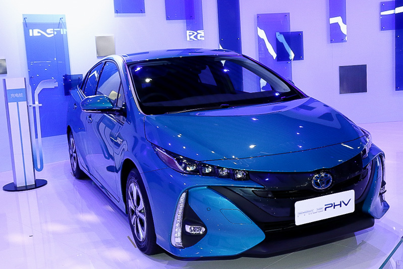 燃費規制の一方で、NEV規制では新エネルギー車両の販売台数についても目標値が設定される。まだ中国市場に導入されてはいないが、FCVの「ミライ」（左）やプラグインハイブリッドカー「プリウス PHV」（右）のようなモデルの発売が急務となっている。中国市場向けの「カローラ」や「レビン」のプラグインハイブリッドカーは2018年に販売開始される予定