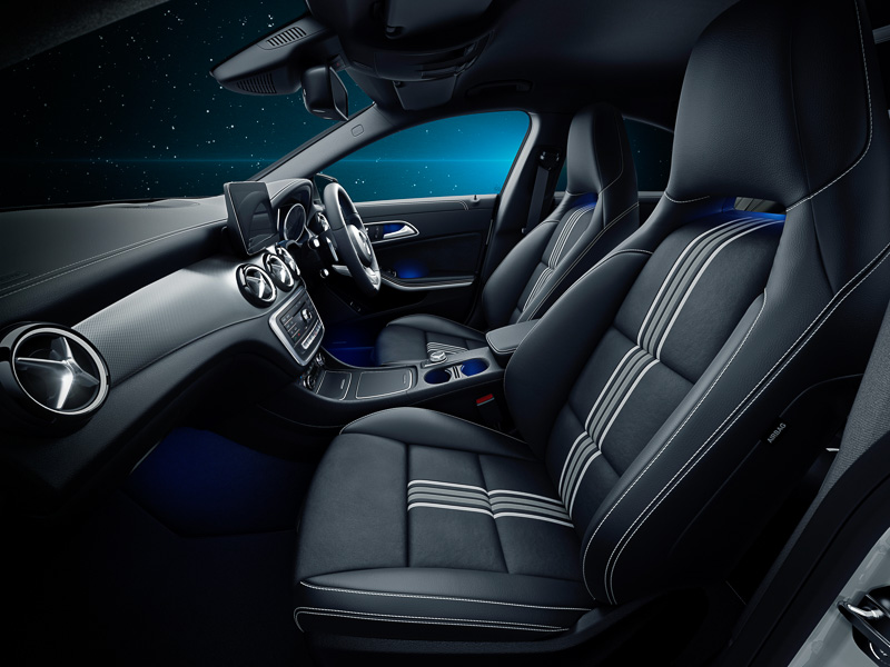 シートステッチやインパネ加飾などがホワイトになるカルサイトホワイトの内装。アンビエントライトを青に設定することで、宇宙空間の雰囲気も楽しめる