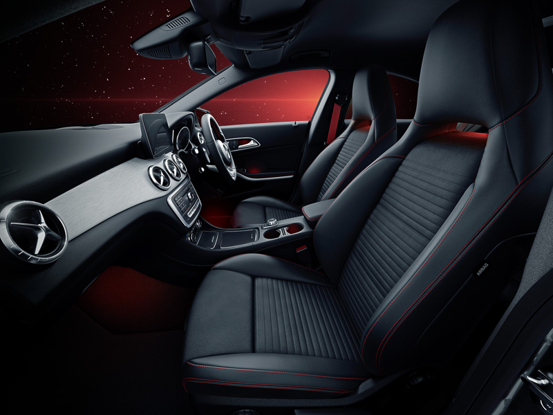 シートステッチなどに加えてシートベルトもレッドになるナイトブラックの内装。アンビエントライトを赤に設定することで「室内空間が暗黒面に包まれる」という演出