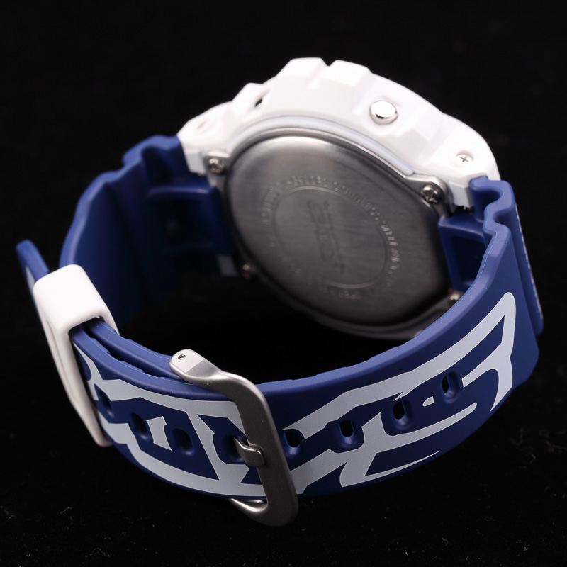 ベルトに大きくロゴが配置される