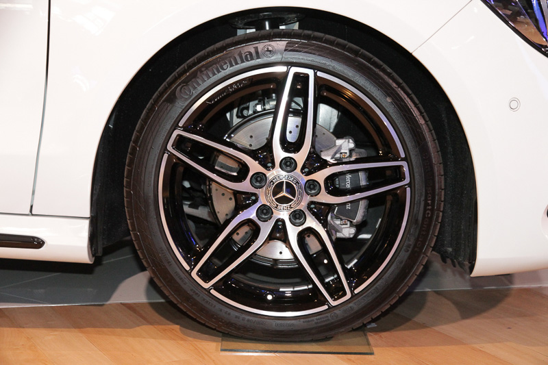 カルサイトホワイトのCLA 180 STAR WARS Editionはスポーク外側にブラックアクセントを使った18インチ AMG 5ツインスポークアルミホイールを装着