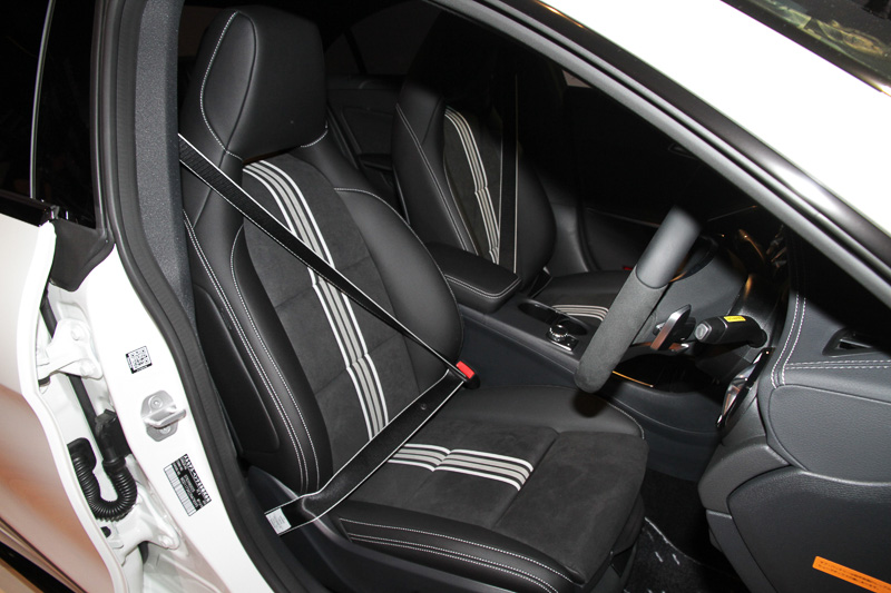 シート中央のホワイトラインに加え、ステッチなどもホワイトにしてブラック内装とのコントラストを強調