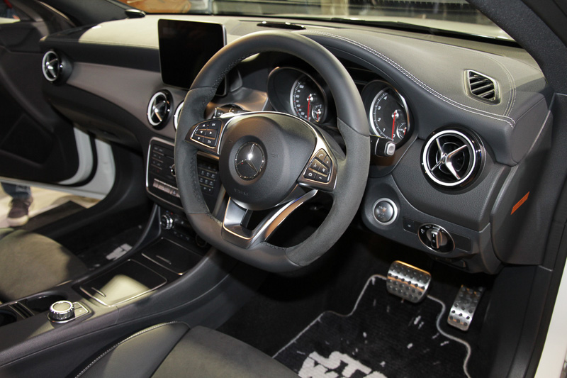 シート中央のホワイトラインに加え、ステッチなどもホワイトにしてブラック内装とのコントラストを強調