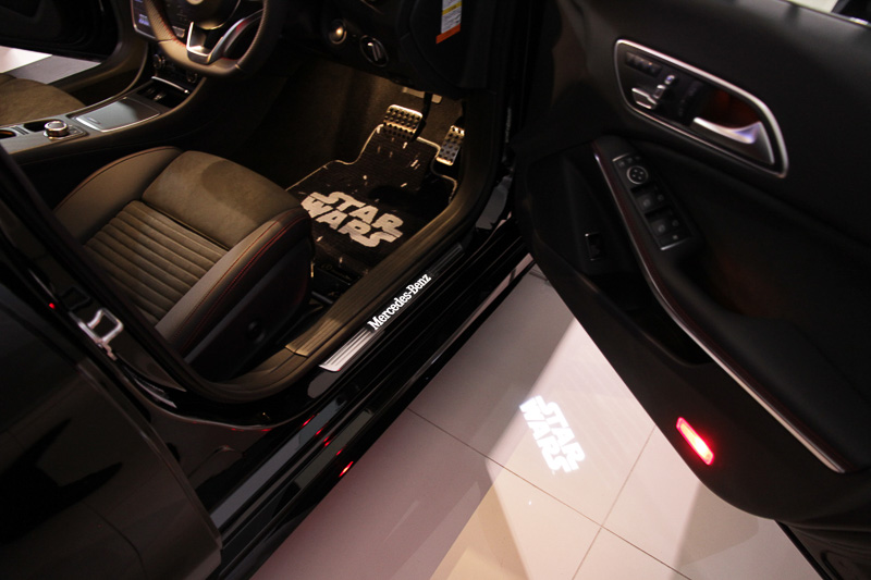 車両のフロントドアをオープンしたときに、足下に「STAR WARS」のロゴをライトで映し出す「STAR WARS Editionウェルカムライト」を特別装備