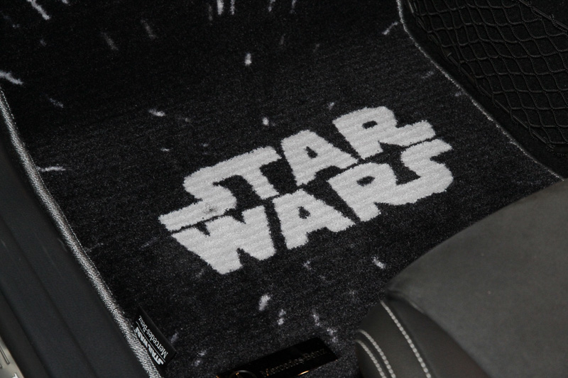 作品の舞台である宇宙のイメージと「STAR WARS」のロゴを組み合わせたSTAR WARS Edition専用のフロアマット
