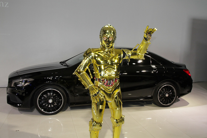 C-3POはおどけた仕草で限定車2台の前でポーズを決めて見せた