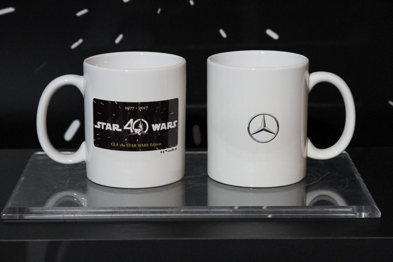 会場となったメルセデス・ベンツ コネクションでは「CLA 180 STAR WARS Edition マグカップ」（1900円）を販売中。東京と大阪の両メルセデス・ベンツ コネクションで400個が限定販売される