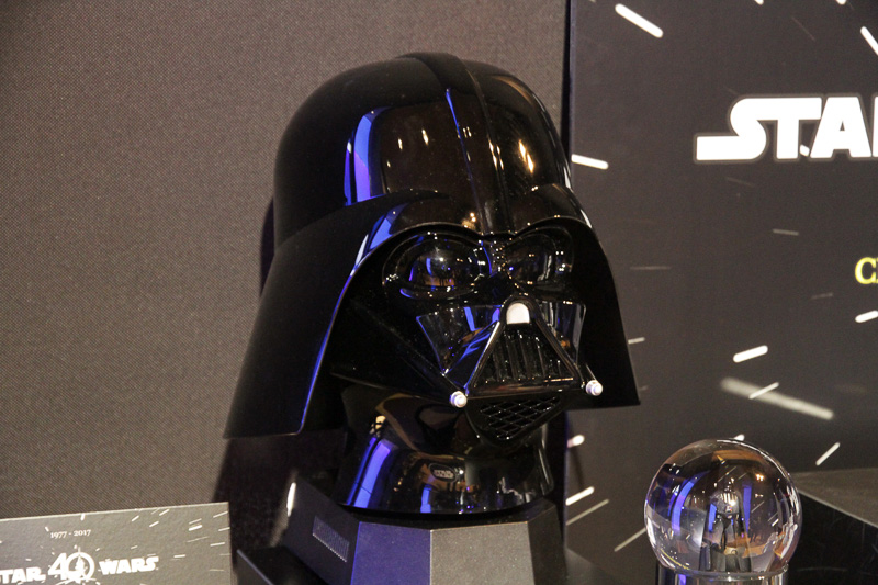 会場内にはストームトルーパーやダース・ベイダーのマスク、スノードームなどが展示されていた