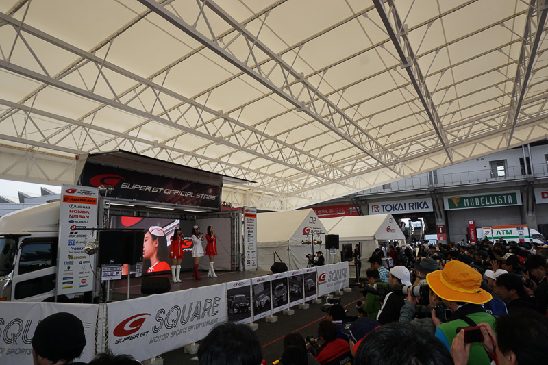 イベント広場にあるオフィシャルステージ