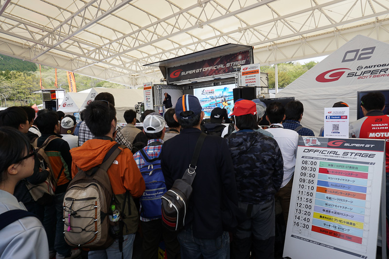 各チームのレースクイーンが登場するイベントなどが用意されている