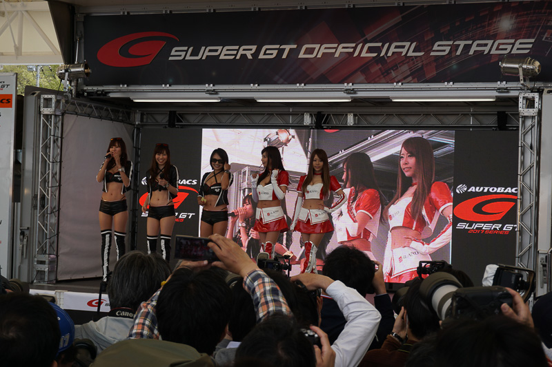 各チームのレースクイーンが登場するイベントなどが用意されている