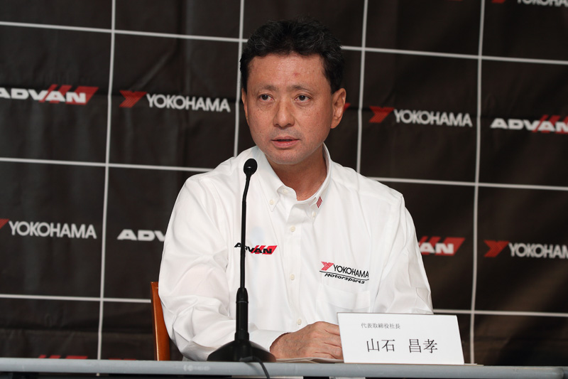 富士スピードウェイにおいて記者会見を行なう横浜ゴム株式会社 代表取締役社長 山石昌孝氏