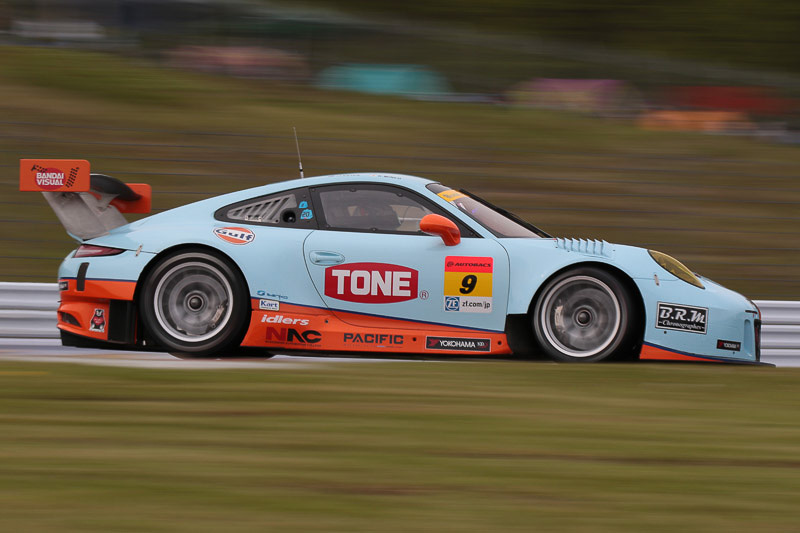 GT300、予選2番手の9号車GULF NAC PORSCHE 911（ジョノ・レスター/峰尾恭輔組、YH）