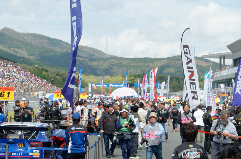 決勝前のグリッドウォークの様子