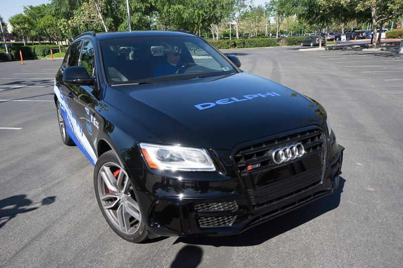 前面にはレーダーやLiDARが複数取り付けられている