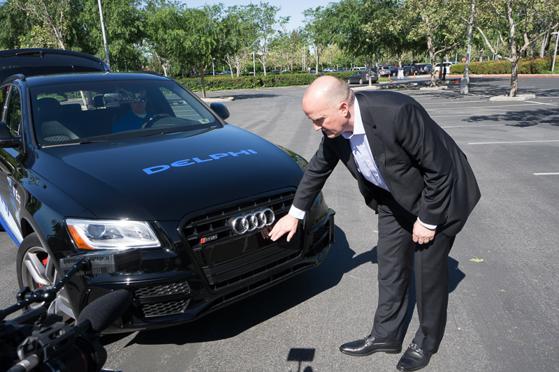 Delphi CTO グレン・デ・ヴォス氏が触っているのが前面レーダー