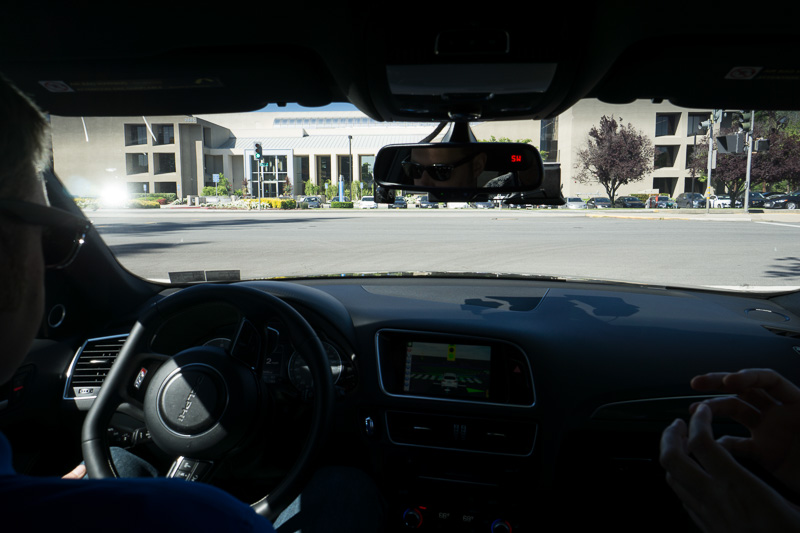 信号が青になったので右折を開始したところ