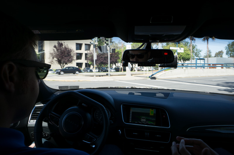 信号が青になったので右折を開始したところ