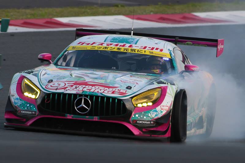 終盤に再度のタイヤトラブルとなった4号車 グッドスマイル 初音ミク AMG