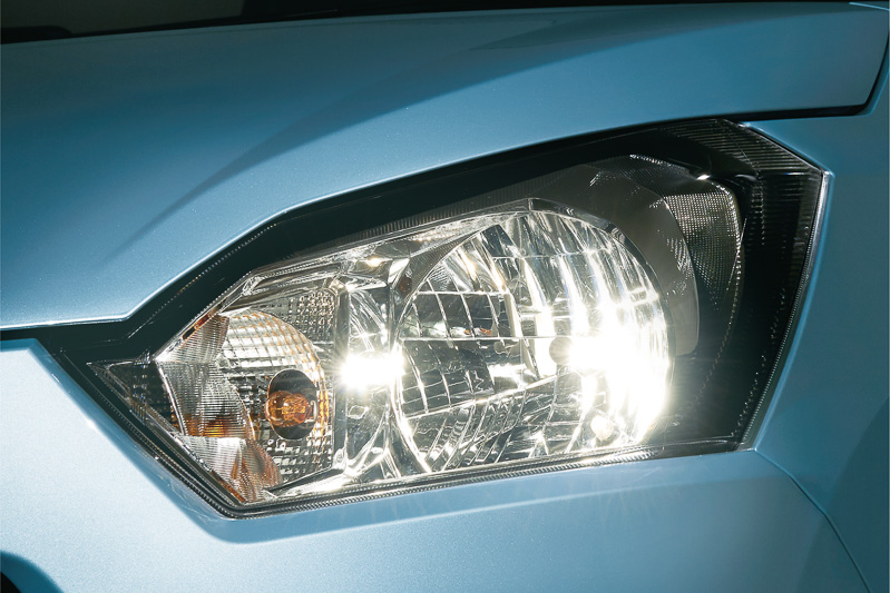 ヘッドライトはハロゲン式（左）のほか、新開発のLED式（中央）をG“SAIII”とX“SAIII”に標準装備。ロービームにLED4灯、ハイビームにLED2灯を使用する